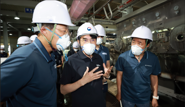 권창준 고용노동부 차관이 17일 경기도 시흥의 시화공단에 방문해 폭우·폭염 예방 대책 점검을 실시했다 사진고용노동부