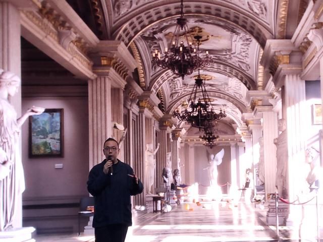 오한기 리얼타임 엔진 스튜디오 리더가 16일 네이버 사옥 내 비전 스튜디오에서 가상 배경을 등지고 설명하고 있다 사진백서현 기자 