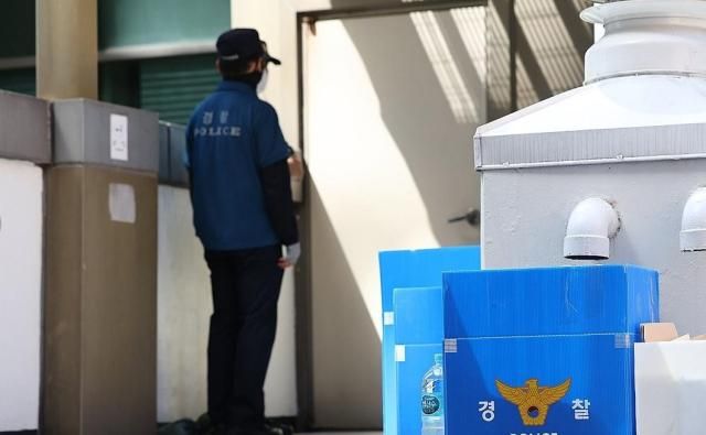 경찰이 지난해 8월 30일 국가보안법 위반 혐의로 압수수색 중인 서울 종로구 민중민주당 당사를 압수수색 하는 모습사진연합뉴스