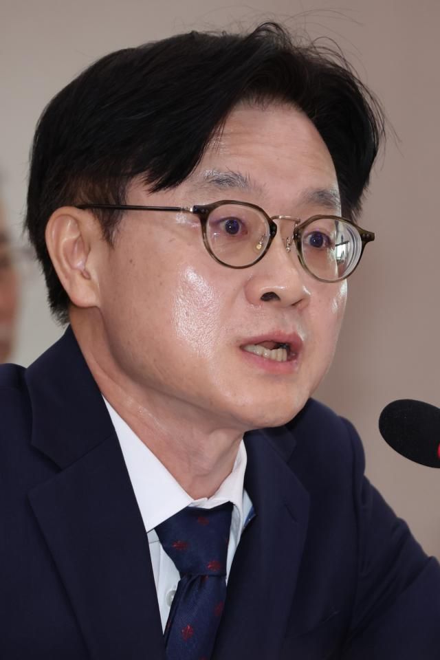  김정관 산업통상자원부 장관 후보자가 17일 국회 산업통상자원중소벤처기업위원회에서 열린 인사청문회에서 위원 질의에 답하고 있다 사진연합뉴스