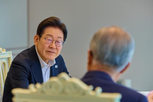 이재명 대통령이 17일 서울 용산 대통령실 청사에서 김종인 전 국민의힘 비상대책위원장과 오찬 회동을 하고 있다사진연합뉴스