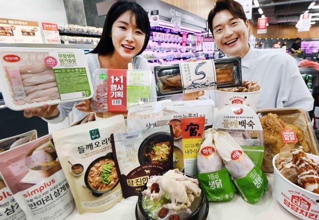 17일 서울 등촌동 홈플러스 메가 푸드 마켓 라이브 강서점에서 모델들이 초복 맞이 보양식 대전 상품을 소개하고 있다 사진홈플러스