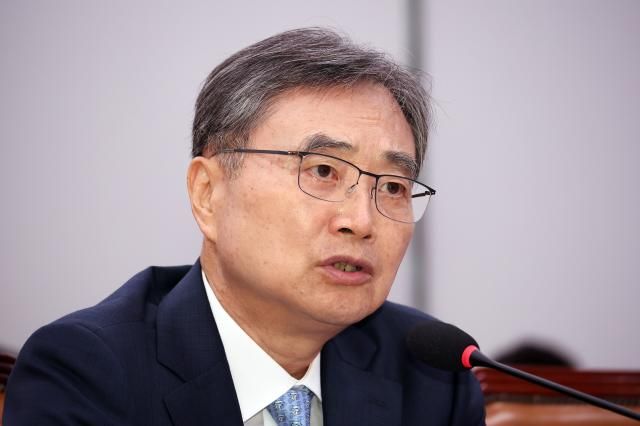 조현 외교부 장관 후보자가 17일 서울 여의도 국회 외교통일위원회에서 열린 인사청문회에서 의원 질의에 답변하고 있다 사진연합뉴스