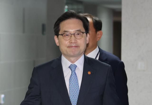 한기정 공정거래위원장이 17일 서울 여의도 국회 의원회관에서 열린 더불어민주당-공정위 비공개 회의에 참석하고 있다 사진연합뉴스