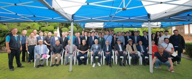 77주년 제헌절인 17일 오전 서울 종로구 계동 인촌 고택에서 열린 인촌 고택 제헌절 행사에서 이진강 인촌기념회 회장과 전북특별자치도민회중앙회 회장 김형석 연세대 명예교수를 비롯한 참석자들이 기념촬영을 하고 있다 사진유대길 기자 dbeorlf123ajunewscom