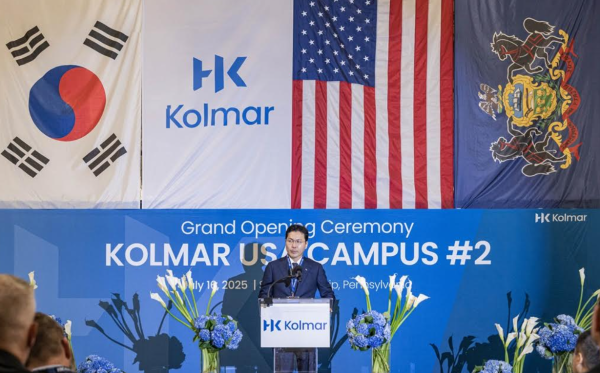 윤상현 콜마그룹 부회장이 지난 16일현지시간 미국 펜실베니아주 스콧 타운십에서 열린 콜마USA 제2공장 준공식에 참석해 기념사를 하고 있다 사진한국콜마