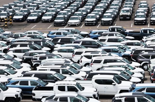 경기도 평택항에 세워져 있는 수출용 자동차 사진연합뉴스