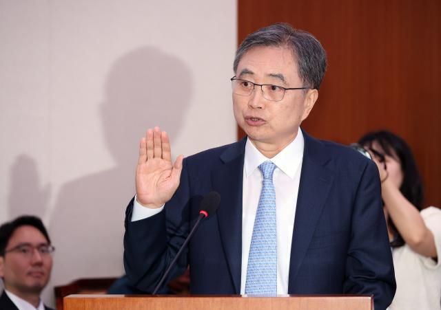 조현 외교부 장관 후보자가 17일 서울 여의도 국회 외교통일위원회에서 열린 인사청문회에서 선서하고 있다 사진연합뉴스