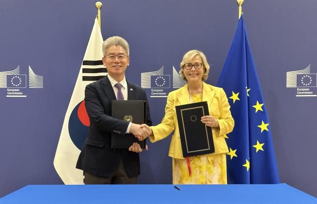 유정현 주벨기에EU 대사좌와 시그네 랏소 EU 집행위 연구혁신총국 부총국장이 17일현지시간 벨기에 브뤼셀에서 호라이즌 유럽 준회원국 가입을 위한 의정서를 교환하고 있다 사진연합뉴스