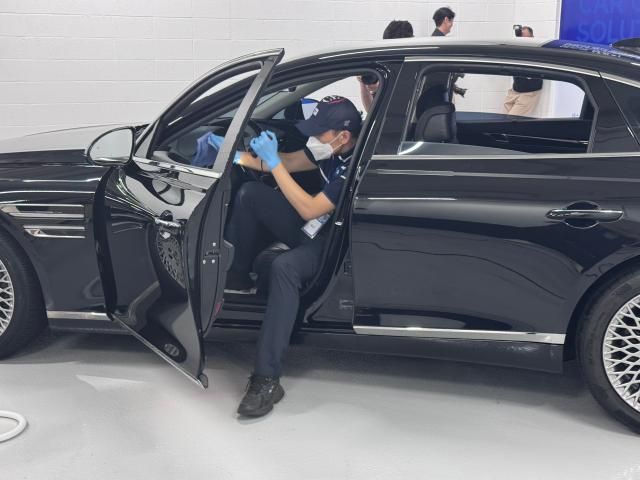 충청남도 천안에 위치한 SK렌터카 오토옥션에서 세스코 직원이 차량을 관리하고 있다 사진이성진 기자