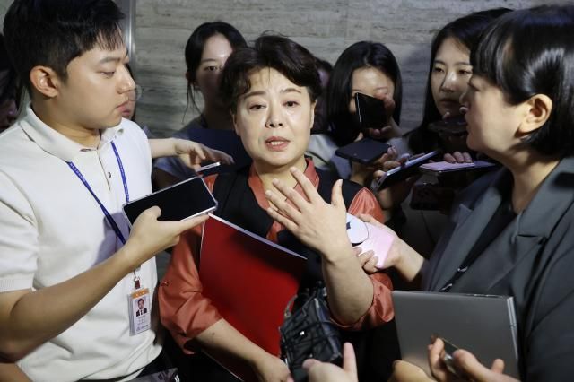 윤희숙 국민의힘 혁신위원장이 17일 서울 여의도 국회에서 열린 비상대책위원회의에 참석한 뒤 나와 취재진의 질문에 답하고 있다 윤 혁신위원장은 전날 나경원·윤상현·장동혁 의원과 송언석 비상대책위원장 겸 원내대표에게 거취 결정을 요구하는 인적쇄신안을 발표했다 사진연합뉴스