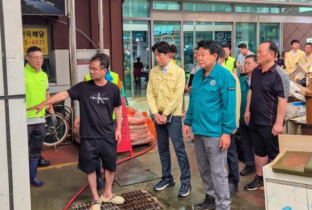 노용석 중소벤처기업부 차관이 17일 충남 당진전통시장을 방문해 집중호우 피해 상황을 점검하고 있다 사진중소벤처기업부 