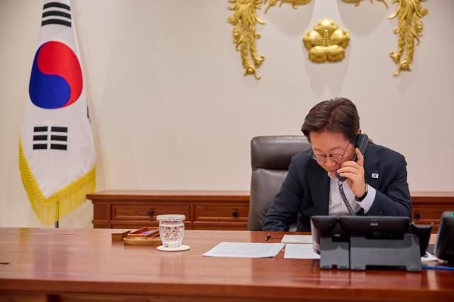 이재명 대통령이 17일 서울 용산 대통령실 청사 집무실에서 레제프 타이이프 에르도안 튀르키예 대통령과 전화 통화를 하고 있다 사진연합뉴스