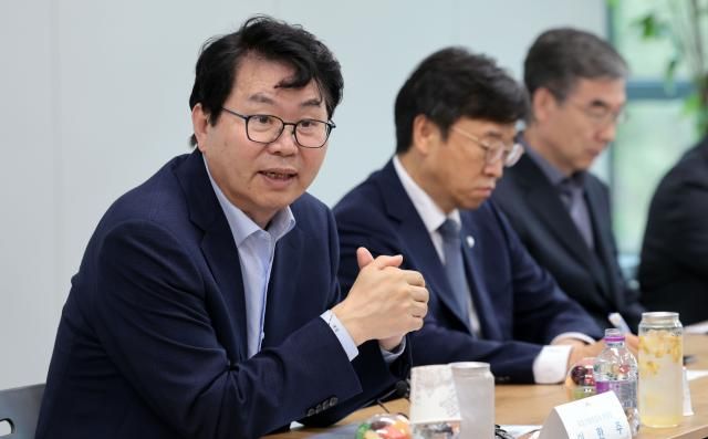 이한주 국정기획위원회 위원장이 18일 서울 종로구 정부서울청사 창성동 별관에서 열린 지난 정부 노동정책으로 희생된 유족과의 간담회에서 발언하고 있다사진연합뉴스