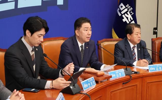 김병기 더불어민주당 대표 직무대행 겸 원내대표가 18일 국회에서 열린 최고위원회의에서 발언하고 있다 사진연합뉴스