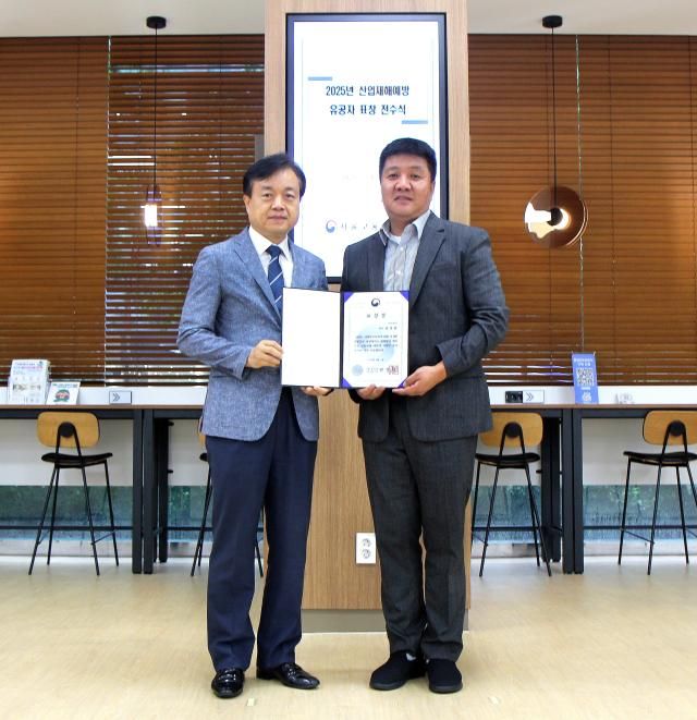 김경범 진에어 산업안전보건팀 팀장오른쪽이 지난 17일 산업재해예방 유공자 표창을 수상하고 권태성 서울지방고용노동청장과 기념촬영을 하고 있다 사진진에어