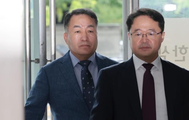 김계환 전 해병대 사령관이 채상병 사건 수사방해 의혹 관련 2차 조사를 받기 위해 17일 서울 서초구 순직해병특검 사무실로 향하고 있다사진연합뉴스