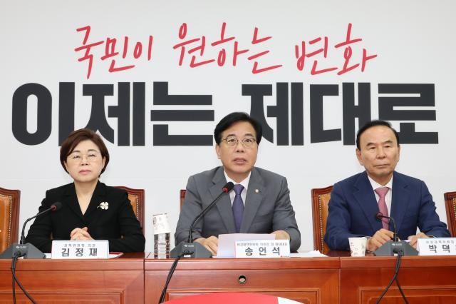 송언석 국민의힘 비대위원장 겸 원내대표가 10일 서울 여의도 국회에서 열린 비상대책위원회의에서 발언하고 있다 사진연합뉴스