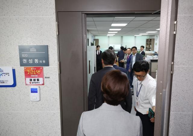 국민의힘 의원들이 18일 서울 여의도 국회 의원회관 내 압수수색 중인 권성동 의원실로 들어서고 있다사진연합뉴스