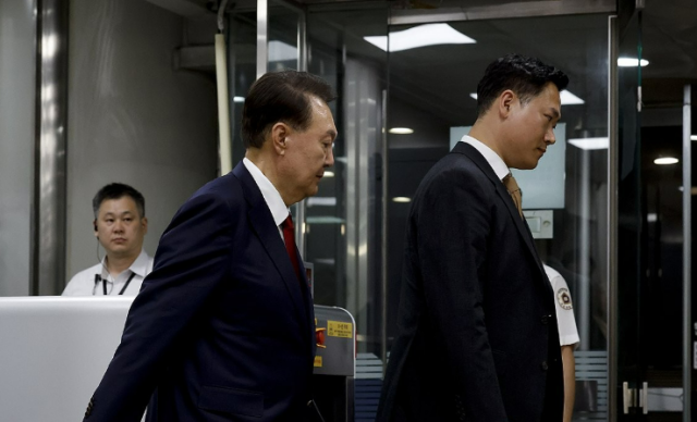 윤석열 전 대통령이 지난 9일 서울 서초구 서울중앙지방법원에서 구속 전 피의자 심문영장실질심사을 마치고 대기 장소인 서울구치소로 이동하는 모습 사진연합뉴스