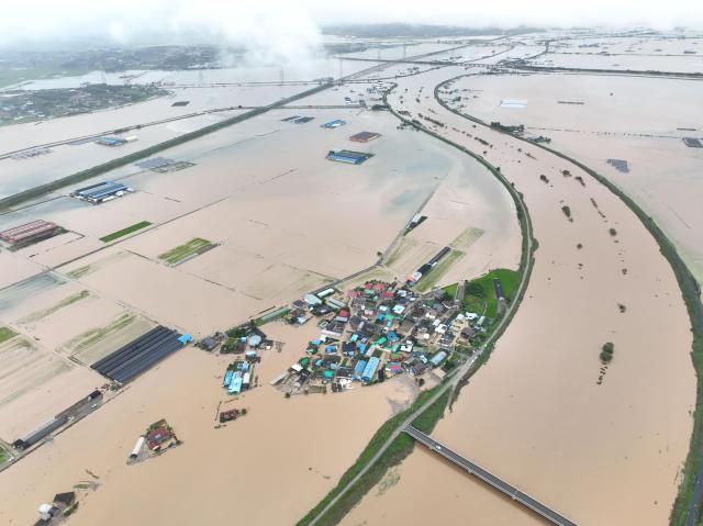 17일 충남 예산군 삽교읍 용동3리 일대 마을이 폭우로 침수됐다 사진연합뉴스