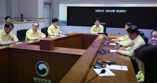 이재명 대통령이 18일 정부서울청사 중앙재난안전상황실 서울상황센터에서 집중호우 대처상황 점검회의를 주재하고 있다 사진연합뉴스