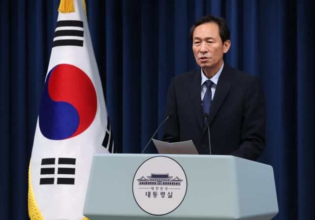 우상호 정무수석이 지난 1일 용산 대통령실에서 이재명 대통령과 비교섭단체 5당 대표의 오찬 예정 관련 브리핑을 하고 있다 사진연합뉴스