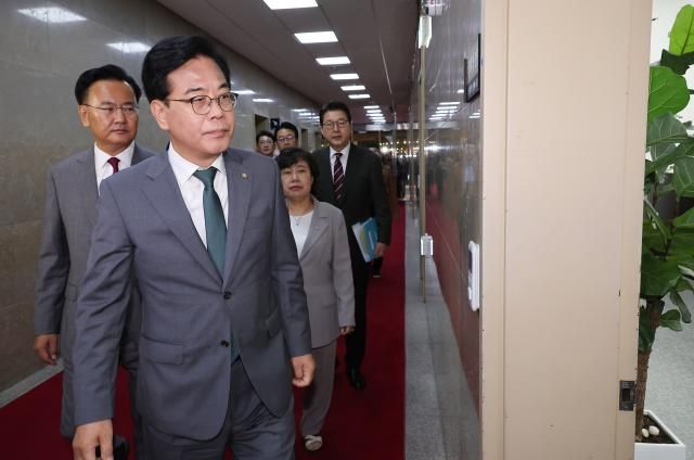 송언석 국민의힘 비상대책위원장 겸 원내대표를 비롯한 원내 지도부가 18일 서울 여의도 국회에서 권성동 의원실 압수 수색 등에 항의하며 국회의장실을 항의 방문하고 있다 사진연합뉴스