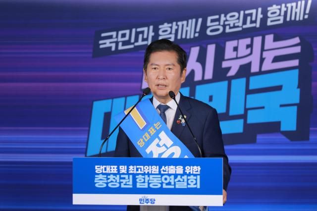 정청래 당대표 후보가 19일 오후 서울 여의도 더불어민주당 중앙당사에서 열린 당대표 및 최고위원 선출을 위한 충청권 합동연설회에서 정견발표를 하고 있다 사진유대길 기자 