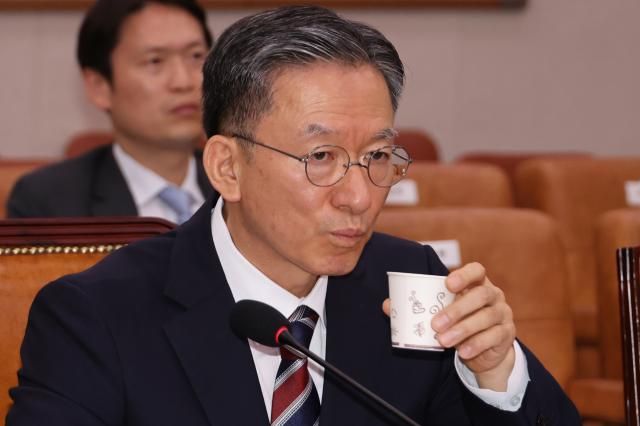 정성호 법무부 장관이 지난 16일 국회 법제사법위원회에서 열린 인사청문회에서 위원 질의를 듣고 있다 사진연합뉴스 