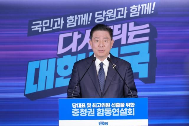김병기 민주당 당 대표 직무대행 겸 원내대표가 19일 오후 서울 여의도 더불어민주당 중앙당사에서 열린 당대표 및 최고위원 선출을 위한 충청권 합동연설회에서 인사말을 하고 있다 민주당은 이날 대전에서 현장 순회 경선을 치르려 했으나 전국적으로 폭우 피해가 심하다는 점을 고려 온라인 합동 연설회로 이를 대신하기로 결정했다 20250719 사진유대길 기자 dbeorlf123ajunewscom