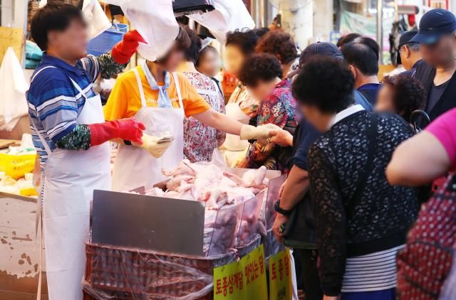 초복에 삼계탕 직접 끓이면 9천원 들어…5년 전보다 35 올라 서울연합뉴스 진연수 기자 초복을 맞아 전통시장에서 재료를 사서 삼계탕을 직접 끓이는 데 드는 비용이 1인분에 9천원으로 5년 전보다 35 오른 것으로 조사됐다 한국물가정보가 17일 공개한 결과에 따르면 전통시장에서 영계 네 마리와 수삼 네 뿌리 찹쌀 네컵 등 삼계탕 4인분 요리를 하기 위한 비용은 3만6천260원으로 집계됐다 1인분 기준 비용은 9천65원인 셈이다 이는 5년 전2만6천870원보다 349 올랐다 사진은 이날 서울의 한 전통시장에서 닭을 구매하는 시민들 2025717 jin90ynacokr2025-07-17 131700 저작권자 ⓒ ㈜연합뉴스 무단 전재 재배포 금지 AI 학습 및 활용 금지저작권자 ⓒ ㈜연합뉴스 무단 전재 재배포 금지 AI 학습 및 활용 금지