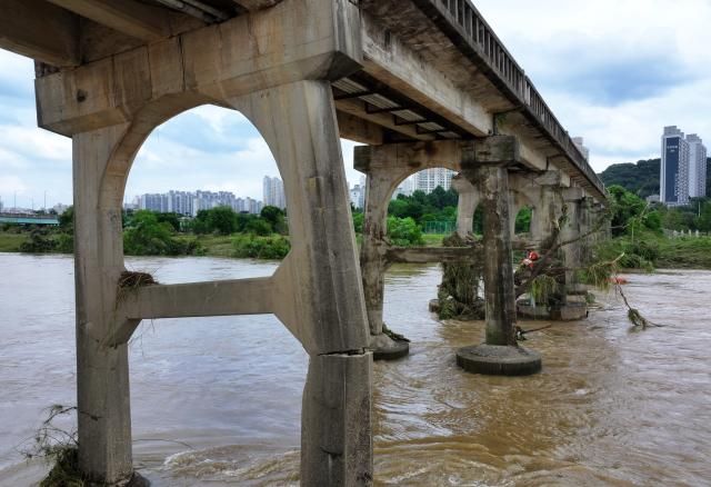 18일 광주 북구 동림동 옛 산동교가 전날 극한 호우에 교각이 파손돼 상판이 휘어 있다 사진연합뉴스 