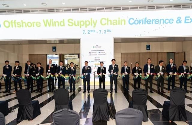 2일 부산 벡스코에서 열린 2025 해상풍력 공급망 컨퍼런스 전시회에서 주요 인사들이 테이프 커팅식을 하고 있다사진한국풍력산업협회