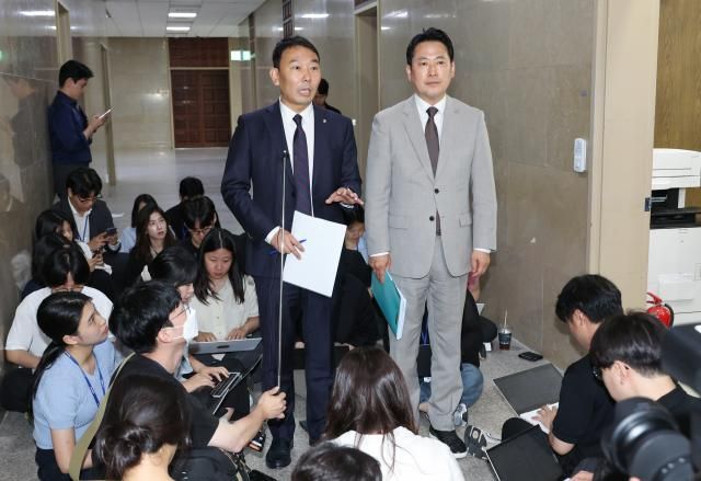 국회 법제사법위원회 여야 간사인 더불어민주당 김용민 의원왼쪽과 국민의힘 장동혁 의원이 2일 서울 여의도 국회에서 상법개정안 처리에 합의한 뒤 취재진에게 합의 내용을 설명하고 있다 사진연합뉴스