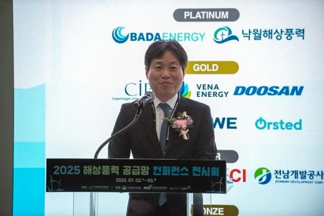  김형근 한국풍력산업협회 회장이 2일 부산 벡스코에서 열린 2025 해상풍력 공급망 컨퍼런스에서 개회사를 하고 있다사진한국풍력산업협회