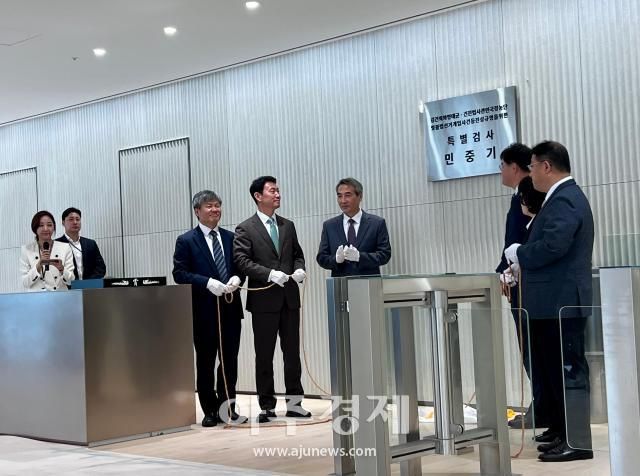 김건희 여사와 관련한 각종 의혹 사건을 수사하는 민중기 특별검사를 비롯한 특검팀이 2일 오전 서울 종로구 KT광화문빌딩에 마련된 사무실 앞에서 현판 제막을 하고 있다 왼쪽 세번째부터문홍주 박상진 특검보 민 특검 김형근 오정희 특검보 홍지항 지원단장 사진원은미 기자