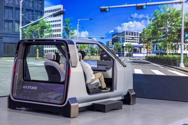  ‘UX 검증’ 구역에서 참가자들이 주행 시뮬레이션을 체험하는 모습