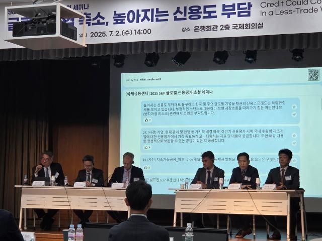 권재민 SP글로벌신용평가 한국 대표맨 왼쪽 등이 2일 서울 중구 은행회관에서 열린 국제금융센터의 SP 초청 세미나에서 질문에 답변하고 있다 아주경제DB