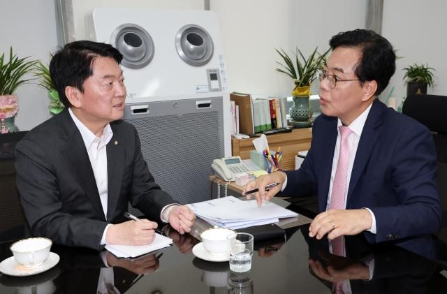 송언석 국민의힘 비상대책위원장 겸 원내대표오른쪽와 국민의힘 혁신위원장으로 내정된 안철수 의원이 2일 오후 국회 본청 원내 대표실에서 만나 대화하고 있다 사진연합뉴스