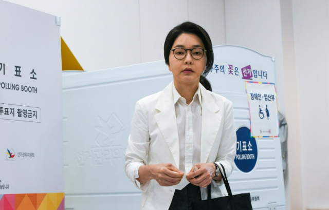 김건희 여사가 제21대 대통령 선거일인 지난달 3일 서울 서초구 원명초등학교에 마련된 서초4동제3투표소에서 기표를 마치고 나오는 모습 사진연합뉴스