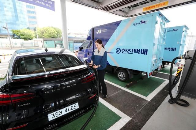 한진 조현민 사장이 1일 개소한 한진 김포 전기차 충전소에서 전기차량을 충전하고 있다 