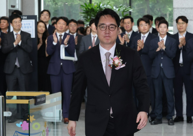 심우정 검찰총장이 2일 서울 서초구 대검찰청에서 퇴임식을 마친 뒤 청사를 나서고 있다 사진연합뉴스