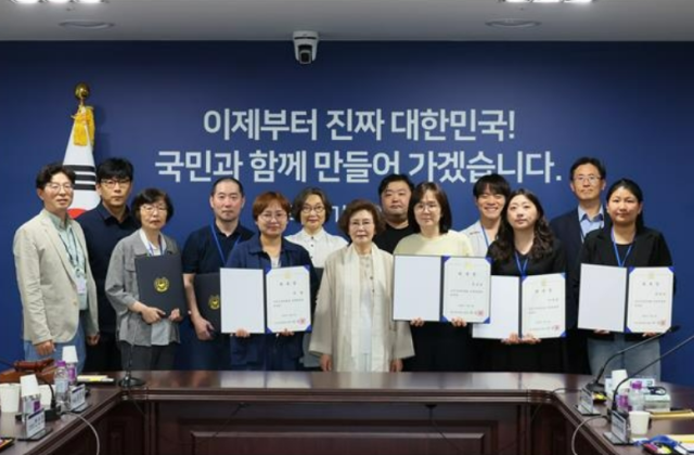 국민주권위 위촉장 수여식 후 촬영된 기념사진 사진국정기획위원회