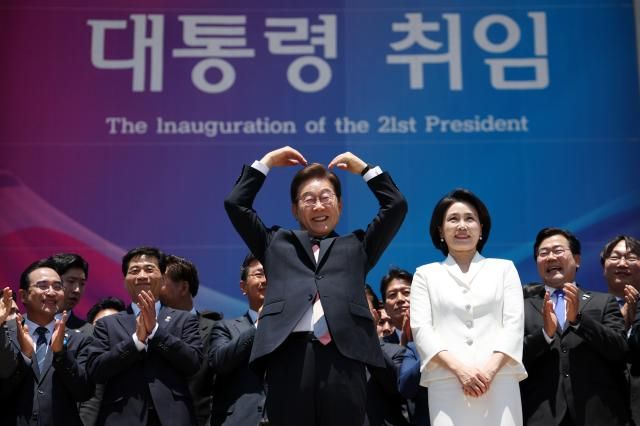 이명 대통령이 4일 서울 여의도 국회 로텐더홀에서 열린 제21대 대통령 취임선서식을 마치고 잔디광장에 모인 시민들을 향해 하트를 만들어 보이고 있다 오른쪽은 김혜경 여사사진연합뉴스