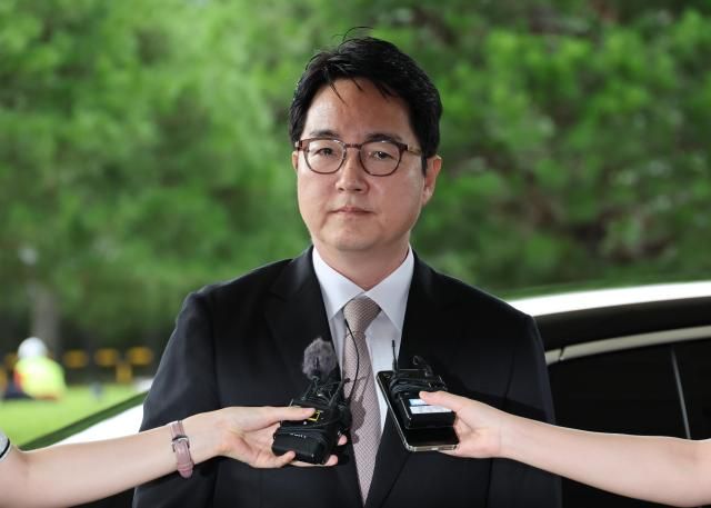 사의를 밝힌 심우정 검찰총장이 2일 오전 서울 서초구 대검찰청으로 출근하며 취재진의 질문에 답하고 있다 사진연합뉴스