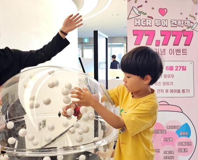 전북 익산 하림치킨로드에서 어린이가 체험 프로그램을 즐기고 있다 사진하림