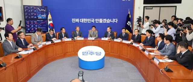 더불어민주당 진성준 정책위의장이 30일 서울 여의도 국회에서 상법 개정안 추진과 관련해 경제계 의견을 수렴하기 위해 경제6단체 부회장단과 간담회를 하고 있다 이날 간담회에는 박일준 대한상공회의소 상근부회장 김창범 한국경제인협회 상근부회장 이동근 한국경영자총협회 상근부회장 장석민 한국무역협회 전무 오기웅 중소기업중앙회 상근부회장 이호준 한국중견기업연합회 상근부회장 정우영 한국상장사협회 부회장 등이 참석했다 사진연합뉴스