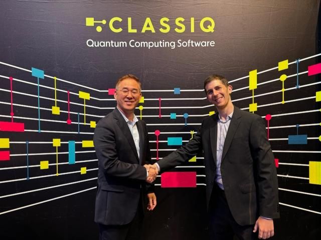 김동호 메가존클라우드 부사장과 니르 미네르비 클래시큐 최고경영자CEO가 양자컴퓨팅 기술 협력을 위한 전략적 업무협약을 체결했다 사진메가존클라우드