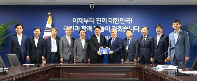 국정기획위원회 이한주 위원장이 2일 서울 종로구 국정기획위원회에서 조국혁신당 원내대표단 접견에 앞서 서왕진 원내대표로부터 정책과제를 전달받고 있다사진연합뉴스